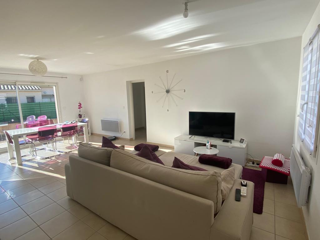 Maison T4 avec terrasse et garage.